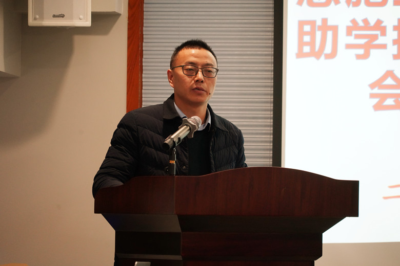 恩施州人民政府扶贫开发办公室社会扶贫科科长李大江发表讲话